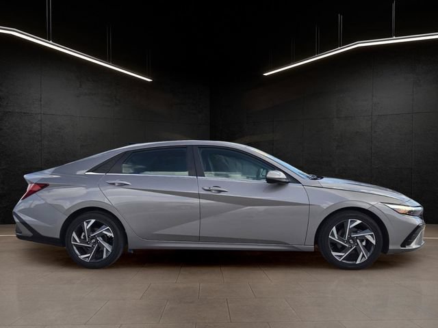 Used 2025 Hyundai Elantra SEL FWD image 8
