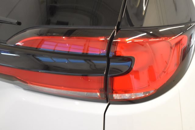 Used 2024 Chrysler Pacifica Touring-L FWD image 12