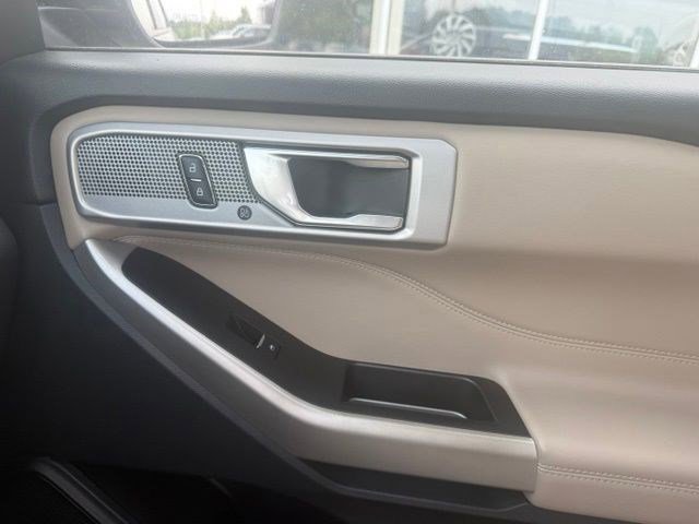 Used 2022 Ford Explorer Limited w/ Equipment Group 301A AWD/4WD image 16