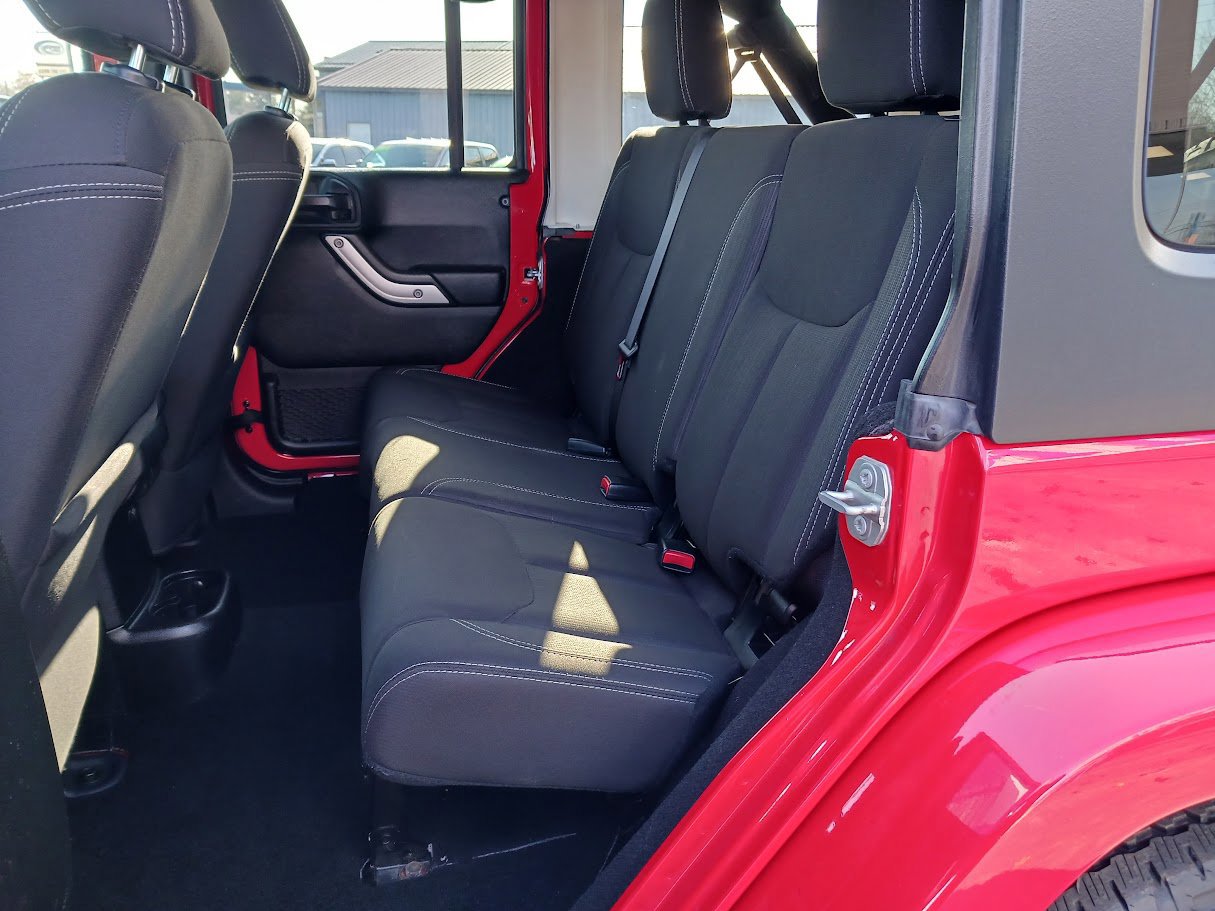Used 2018 Jeep Wrangler Unlimited Sahara w/ Connectivity Group image 16