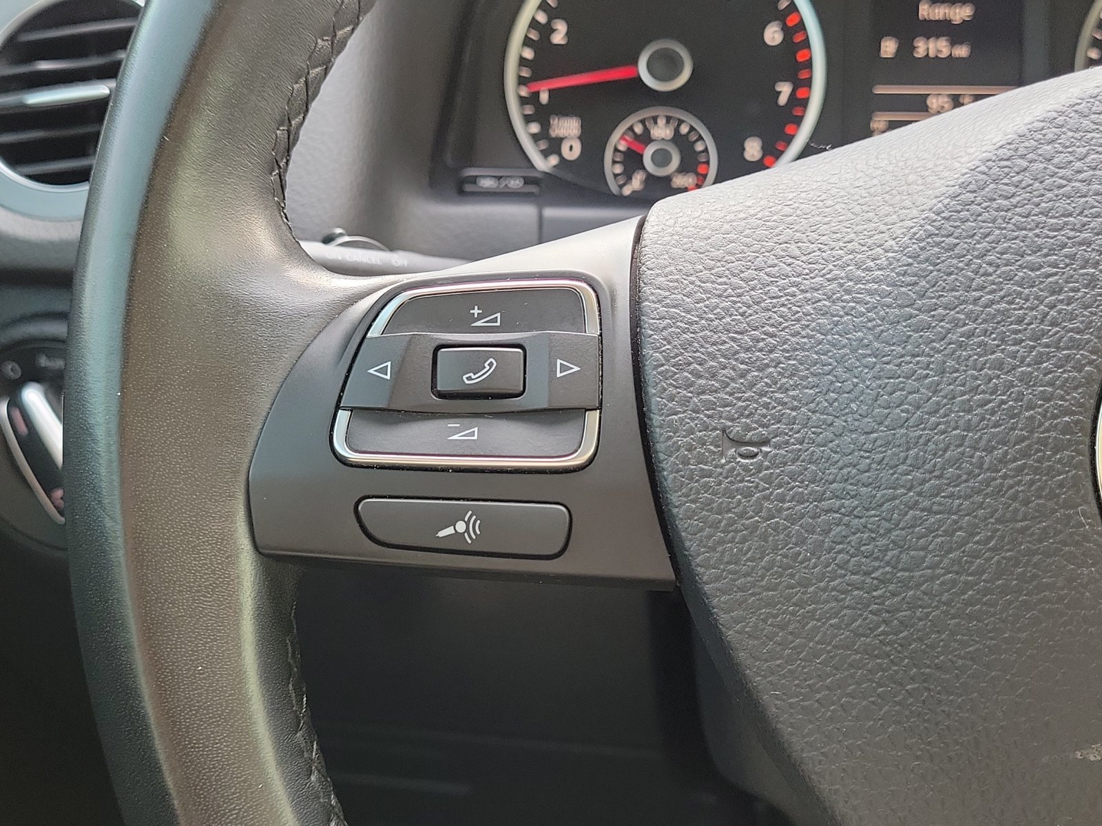 Used 2017 Volkswagen Tiguan SEL FWD image 23