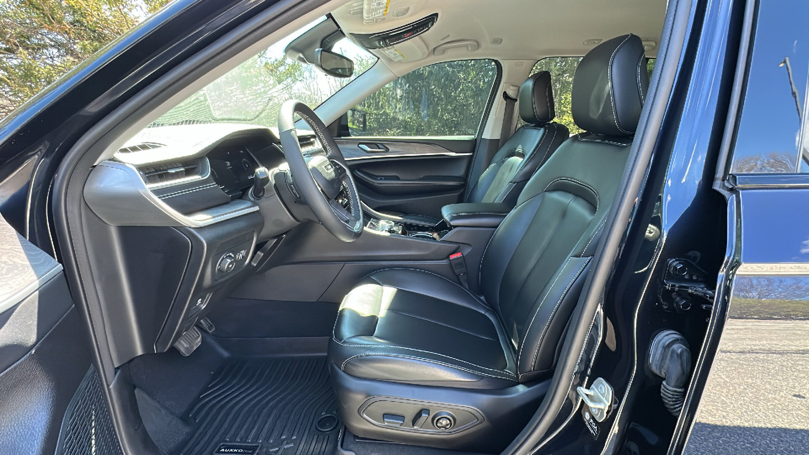 Used 2023 Jeep Grand Cherokee Limited AWD/4WD image 14
