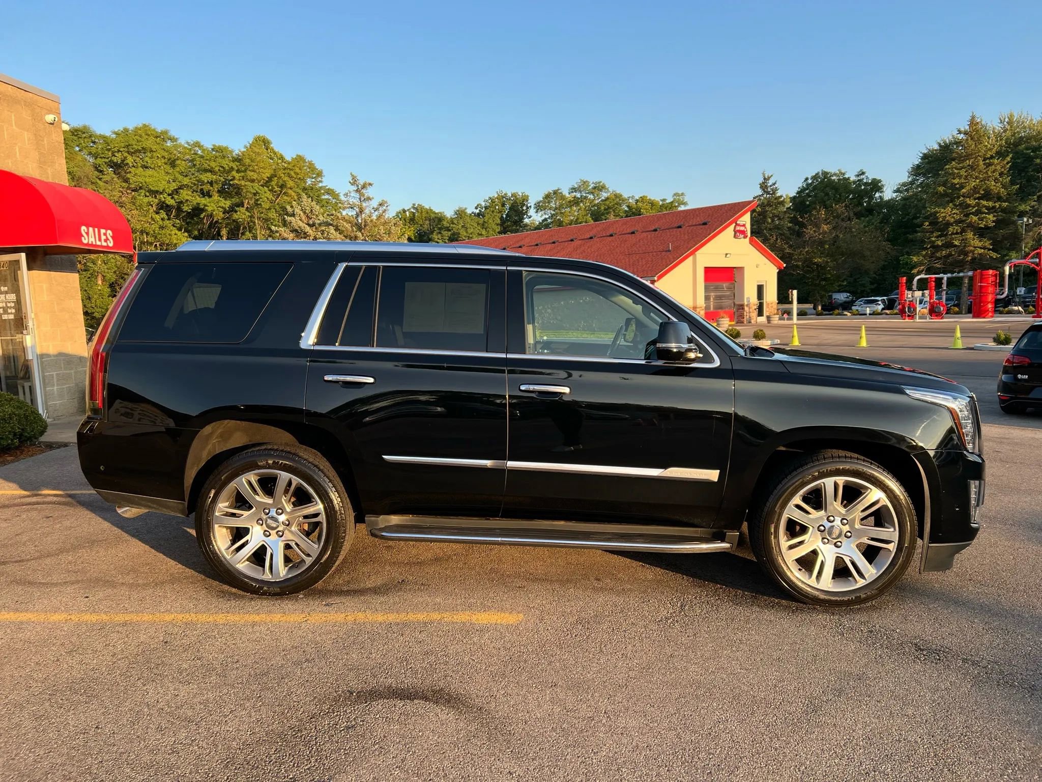 Used 2017 Cadillac Escalade Premium Luxury image 4