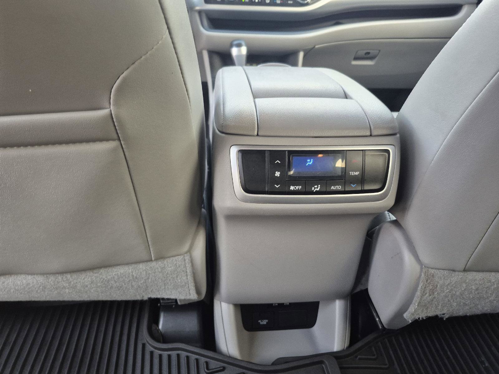 Used 2019 Toyota Highlander XLE FWD image 11