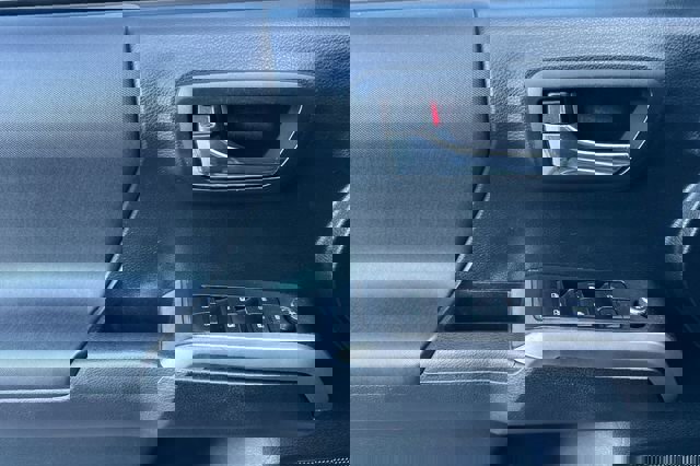 Used 2016 Toyota Tacoma TRD Off-Road w/ Premium & Technology Package image 12