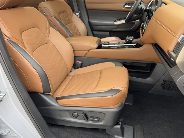 Used 2025 Nissan Pathfinder Platinum w/ Cargo Package image 11