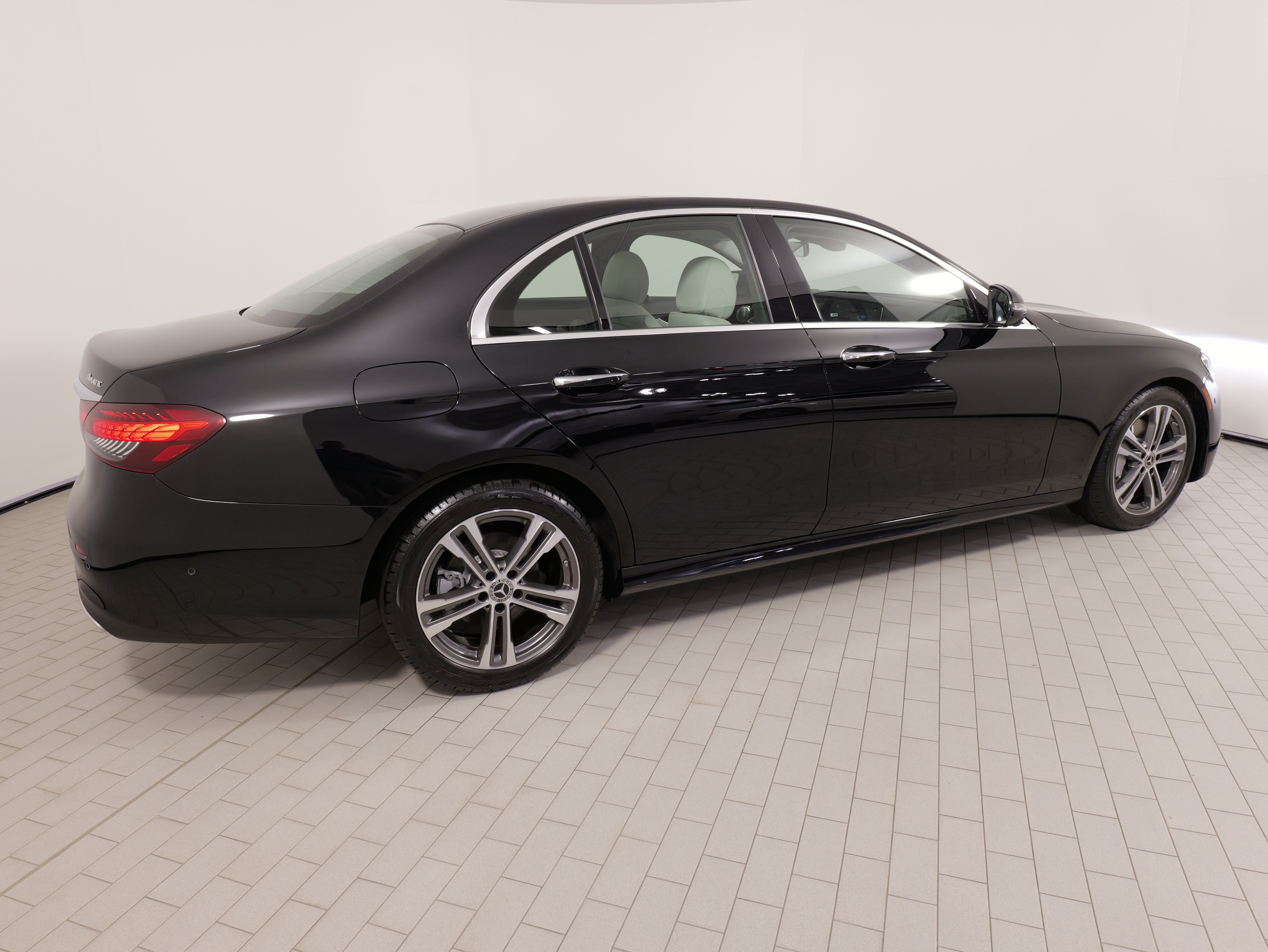 Used 2023 Mercedes-Benz E 350 4MATIC Sedan image 10