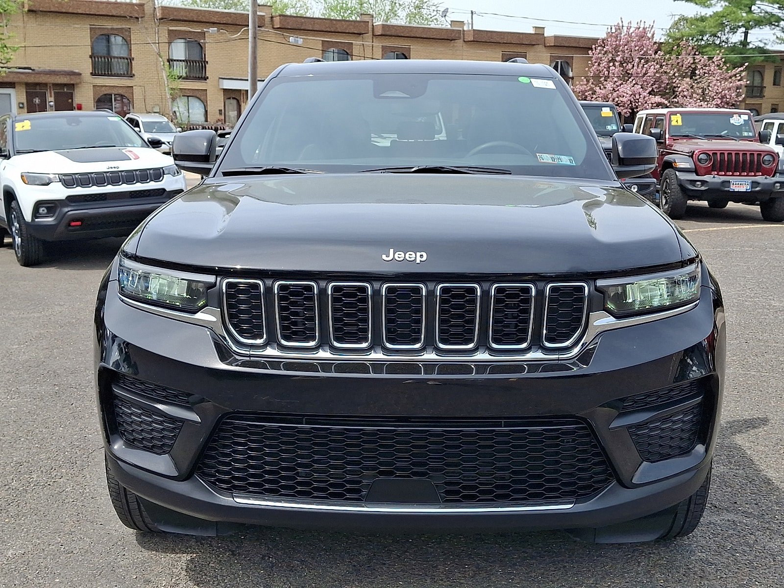 Used 2024 Jeep Grand Cherokee Laredo X AWD/4WD image 2