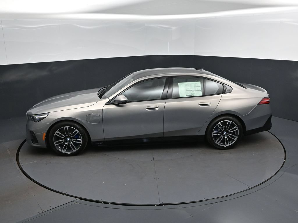 New 2027 BMW 550e xDrive w/ Premium Package AWD/4WD image 32
