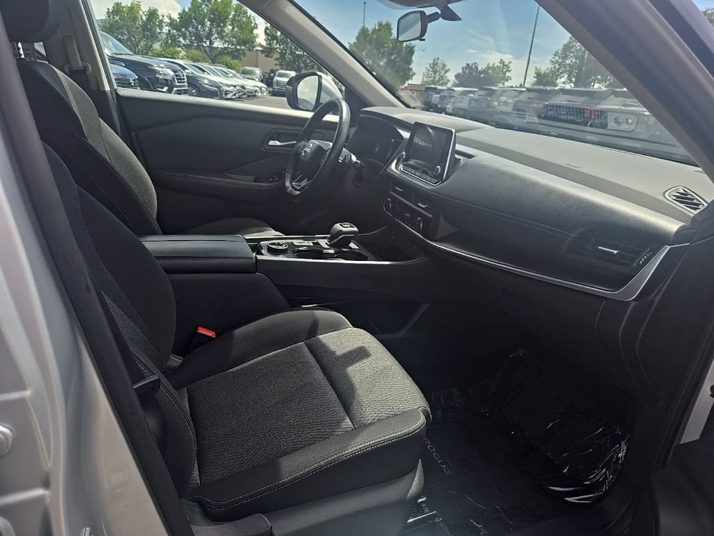Used 2025 Nissan Rogue SV AWD/4WD image 28