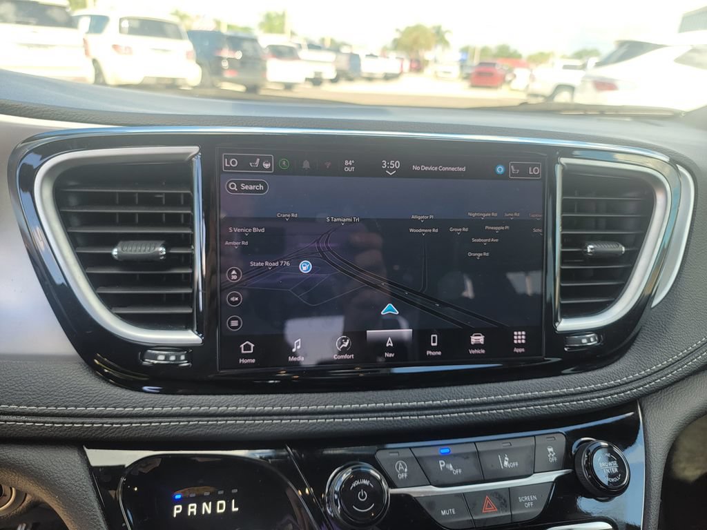 Used 2025 Chrysler Pacifica Limited FWD image 21