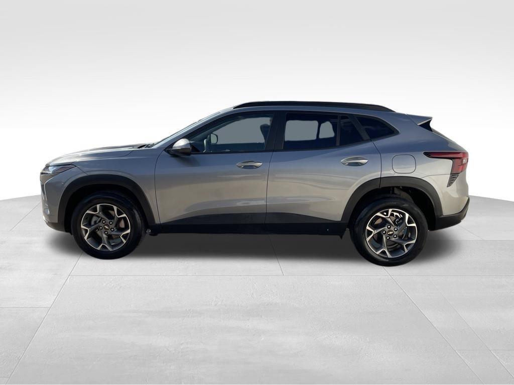 Used 2025 Chevrolet Trax LT FWD image 8