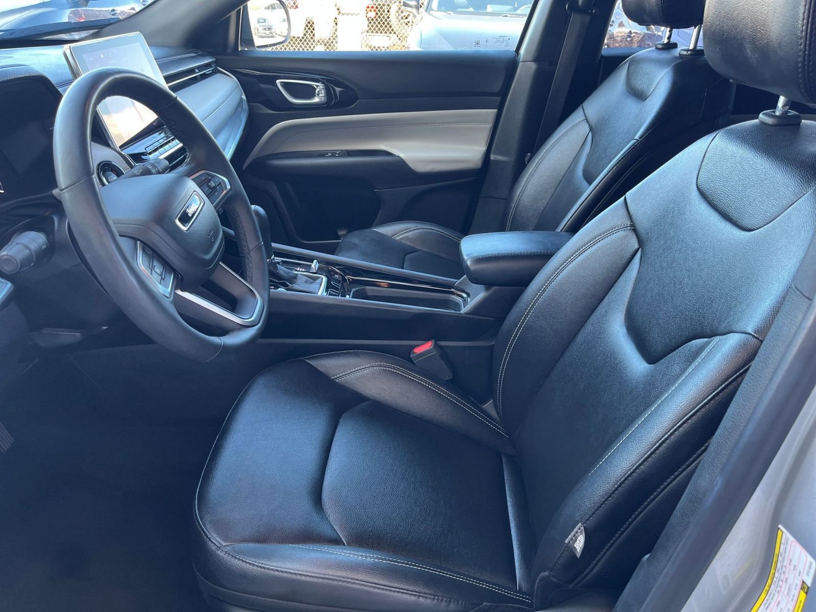 Used 2025 Jeep Compass Limited image 28