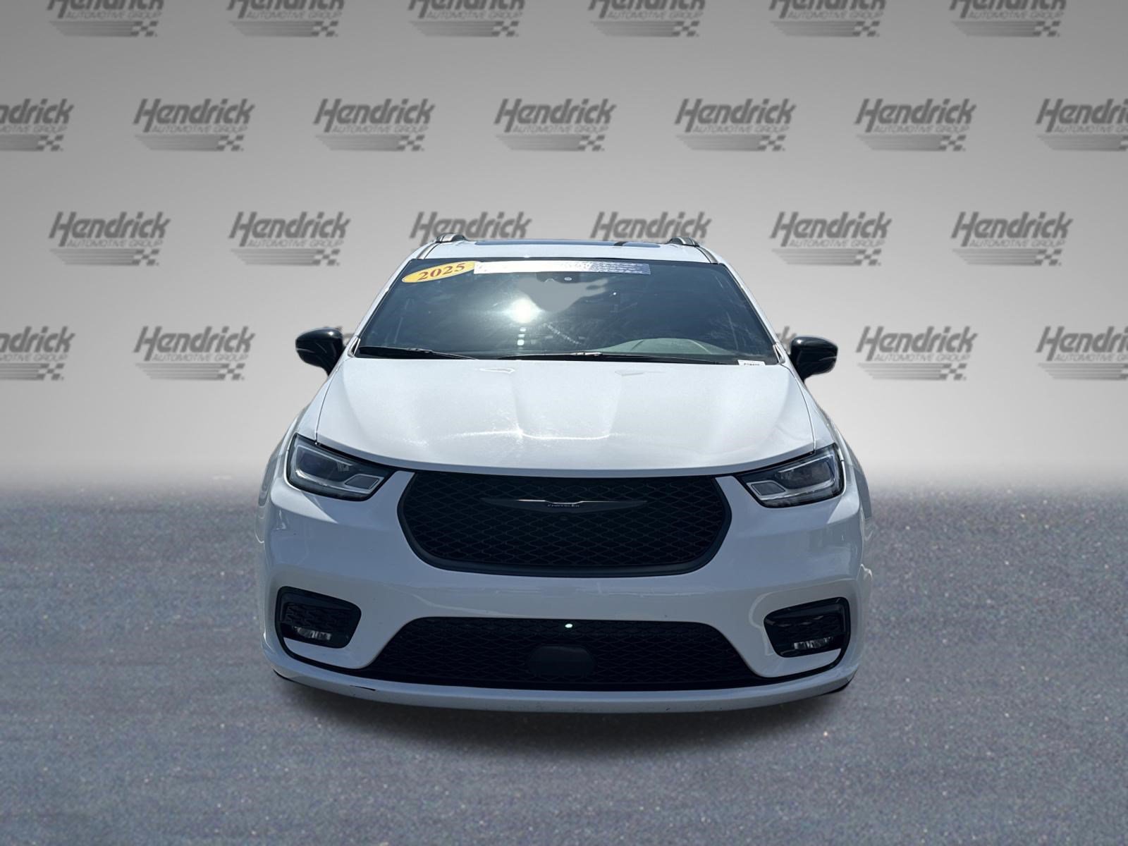 Used 2025 Chrysler Pacifica Limited FWD image 3