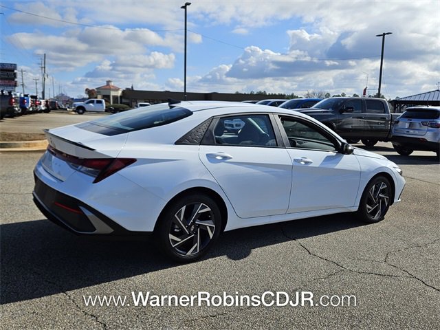 Used 2025 Hyundai Elantra Sport image 12