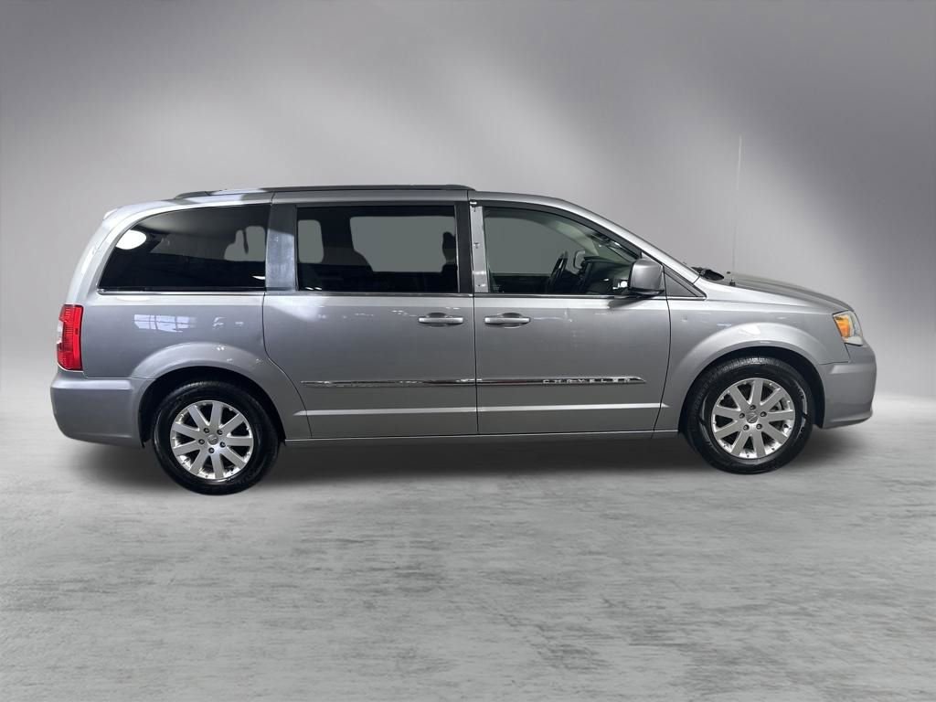Used 2016 Chrysler Town & Country Touring image 13