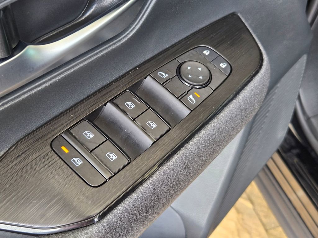 Used 2025 Nissan Kicks SV image 12