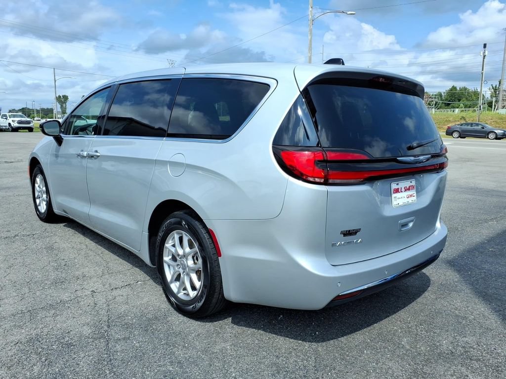 Used 2024 Chrysler Pacifica Touring-L FWD image 5