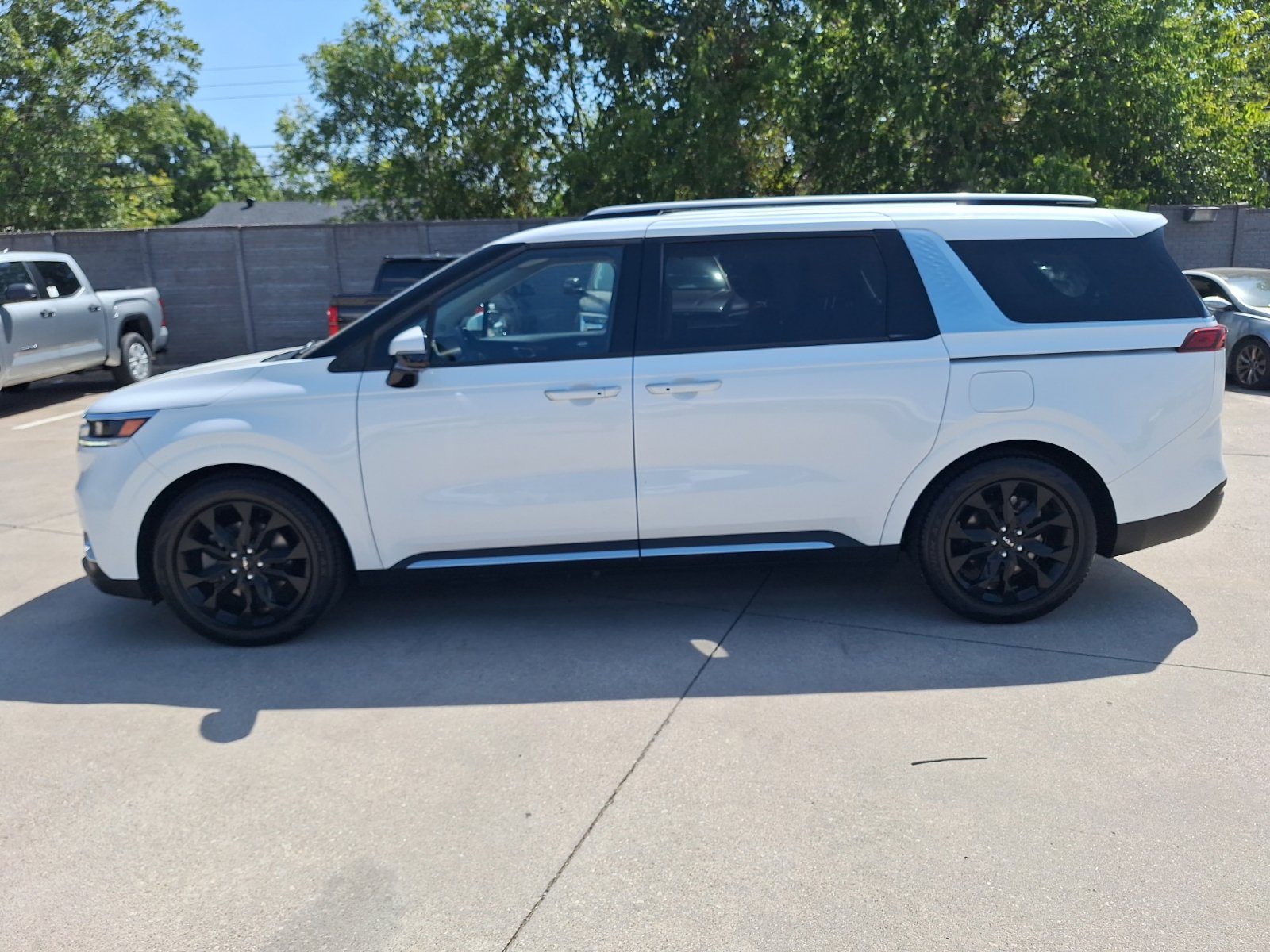 Used 2022 Kia Carnival SX FWD image 3