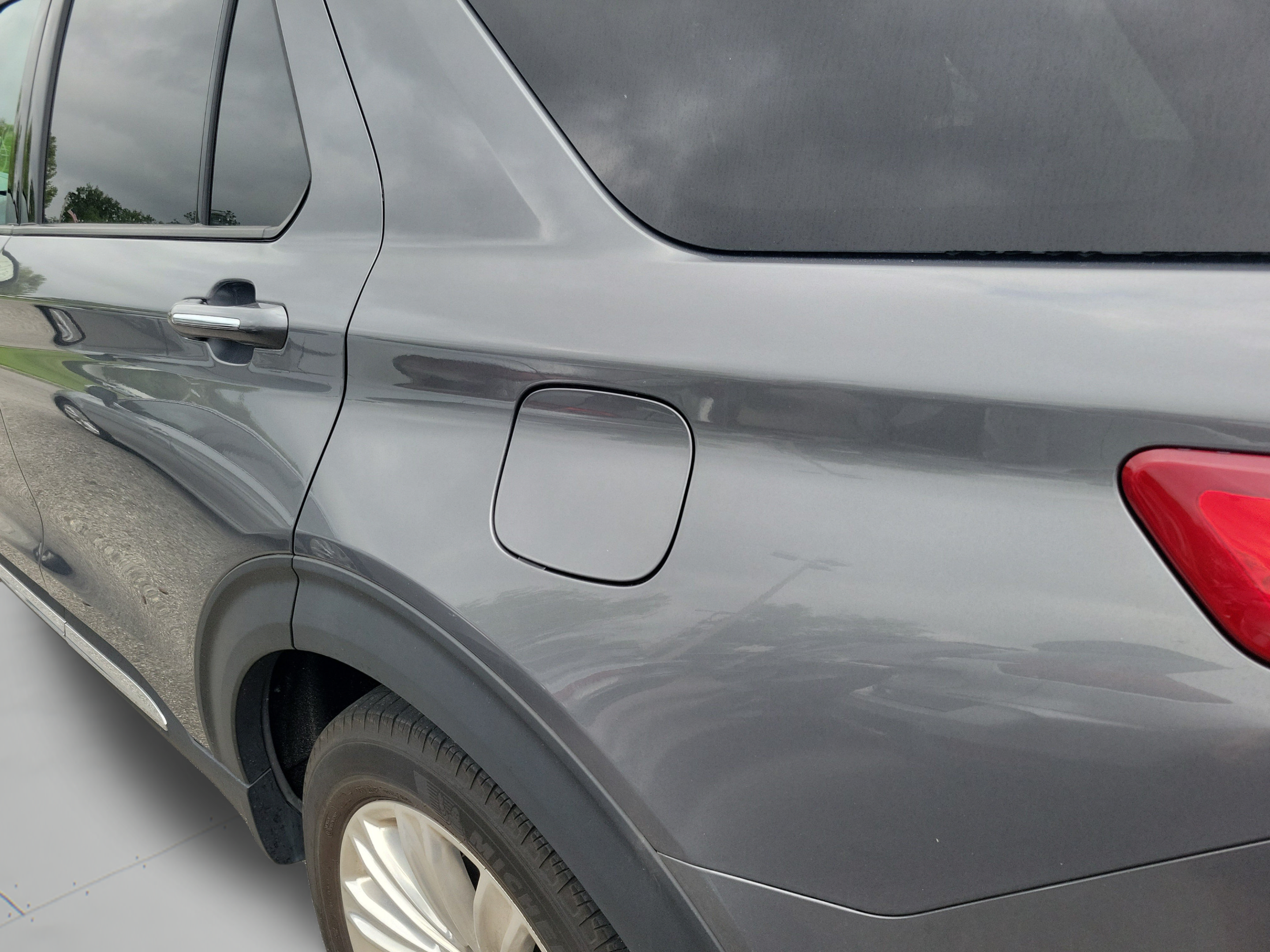 Used 2024 Ford Explorer Limited w/ Limited Technology Package RWD image 26