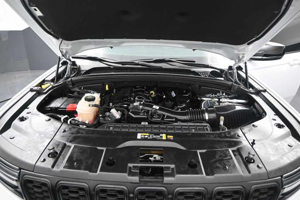 Used 2024 Jeep Grand Cherokee L Altitude AWD/4WD image 16