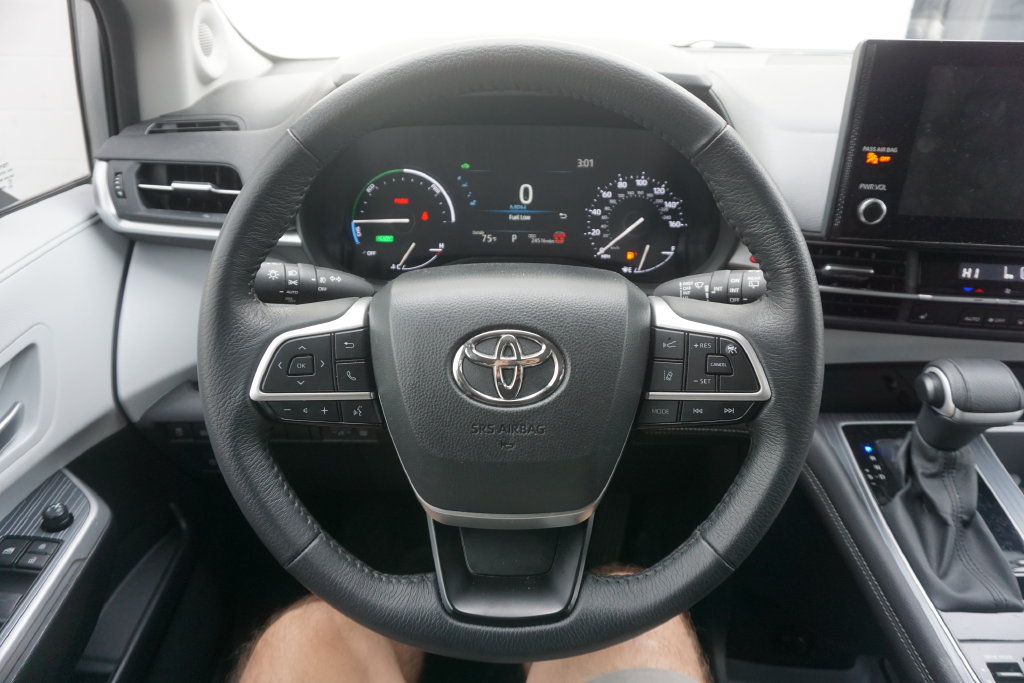 Certified 2025 Toyota Sienna XLE w/ XLE Plus Package AWD/4WD image 3