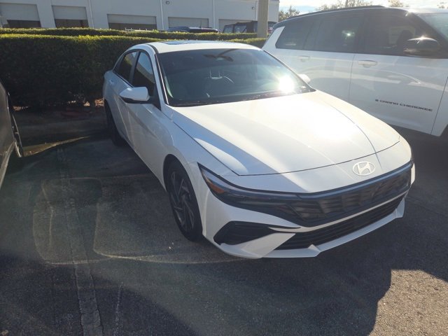 Used 2025 Hyundai Elantra Limited image 2