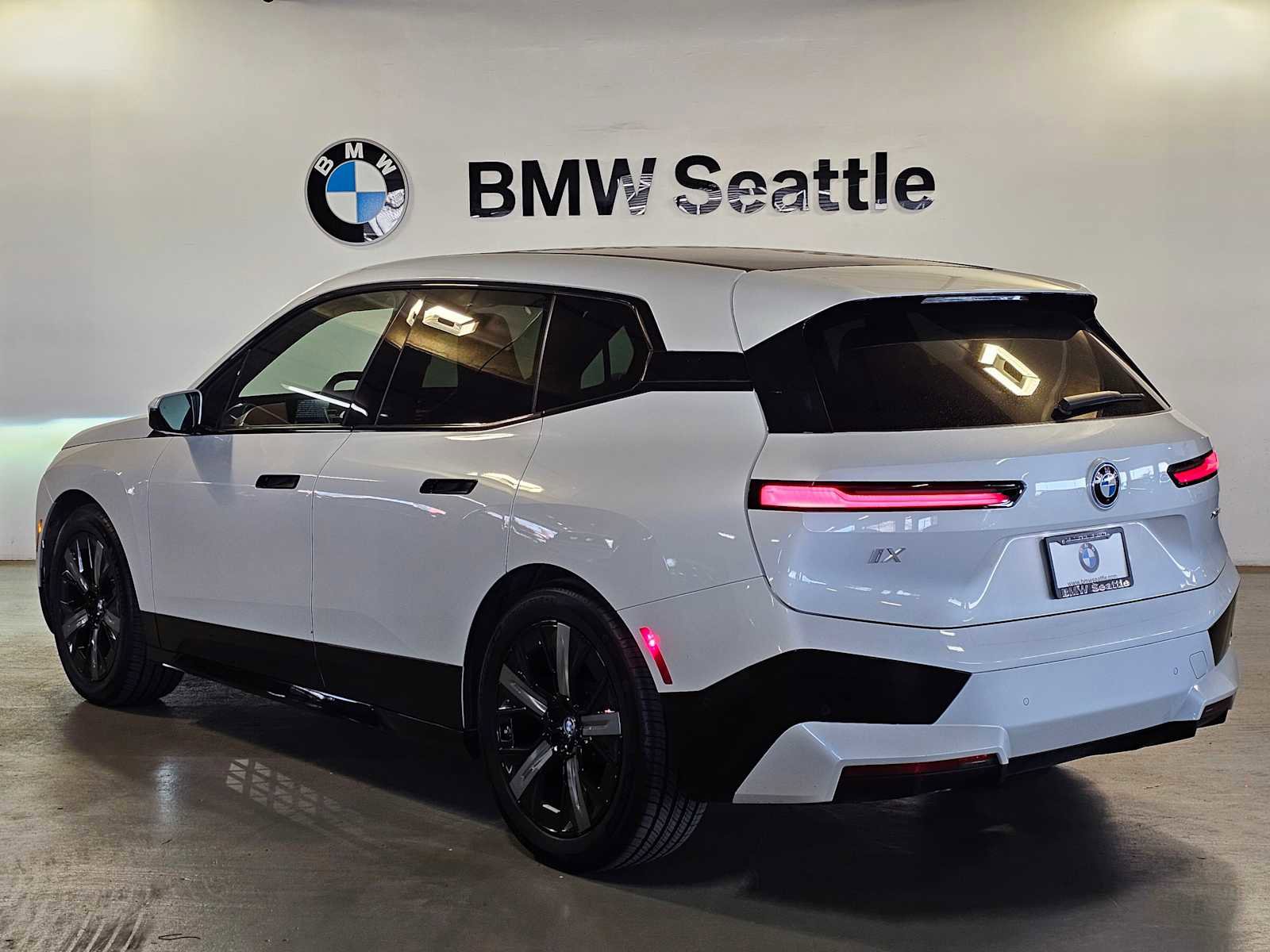 Used 2023 BMW iX xDrive50 w/ Premium Package AWD/4WD image 4