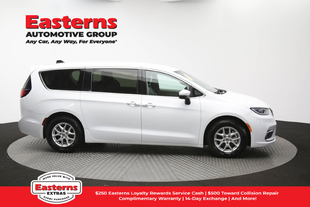 Used 2023 Chrysler Pacifica Touring-L FWD image 48