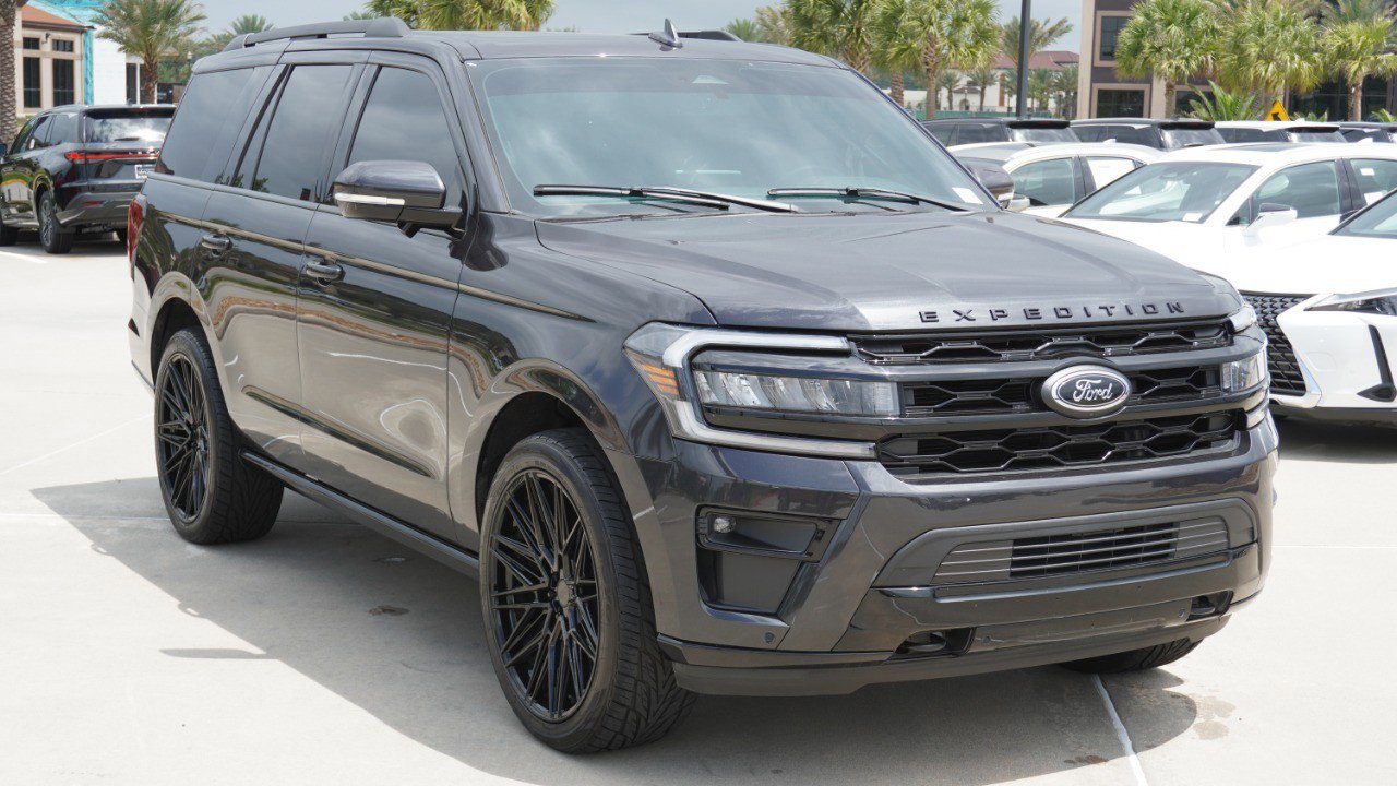 Used 2023 Ford Expedition Limited image 3