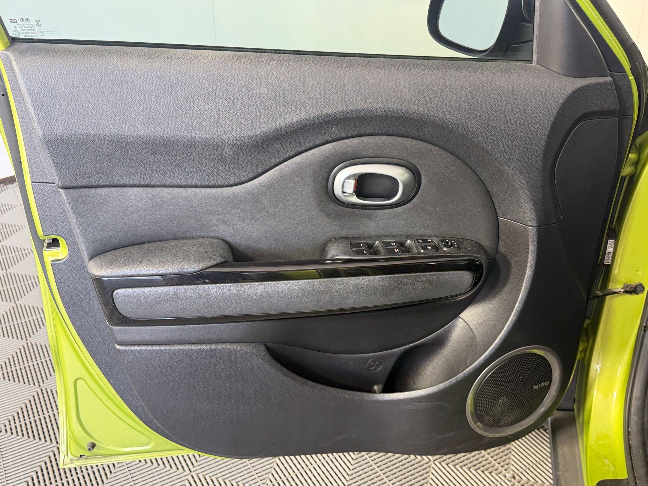 Used 2015 Kia Soul ! w/ Sun & Sound Package FWD image 12