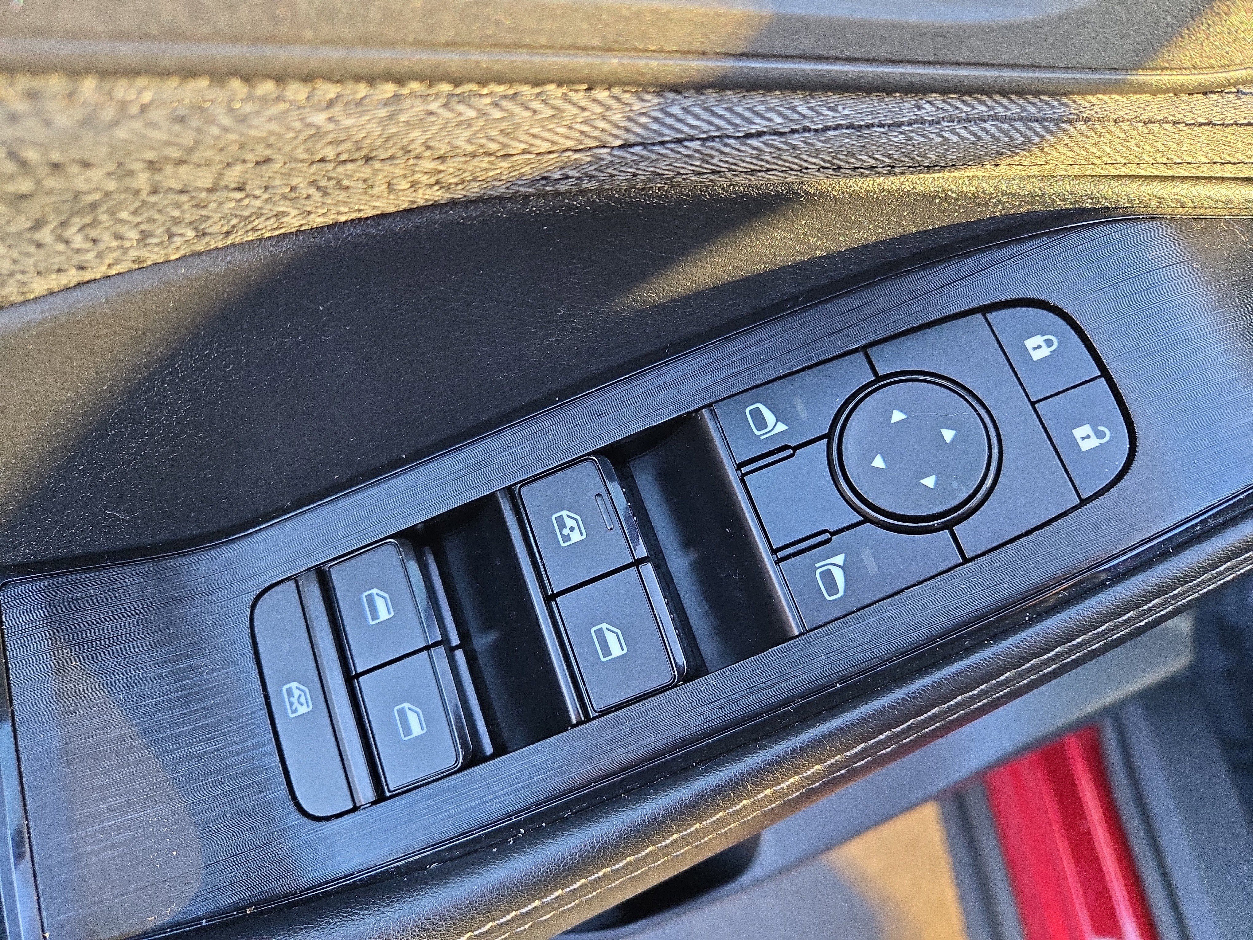 Used 2023 Nissan Rogue SV image 14