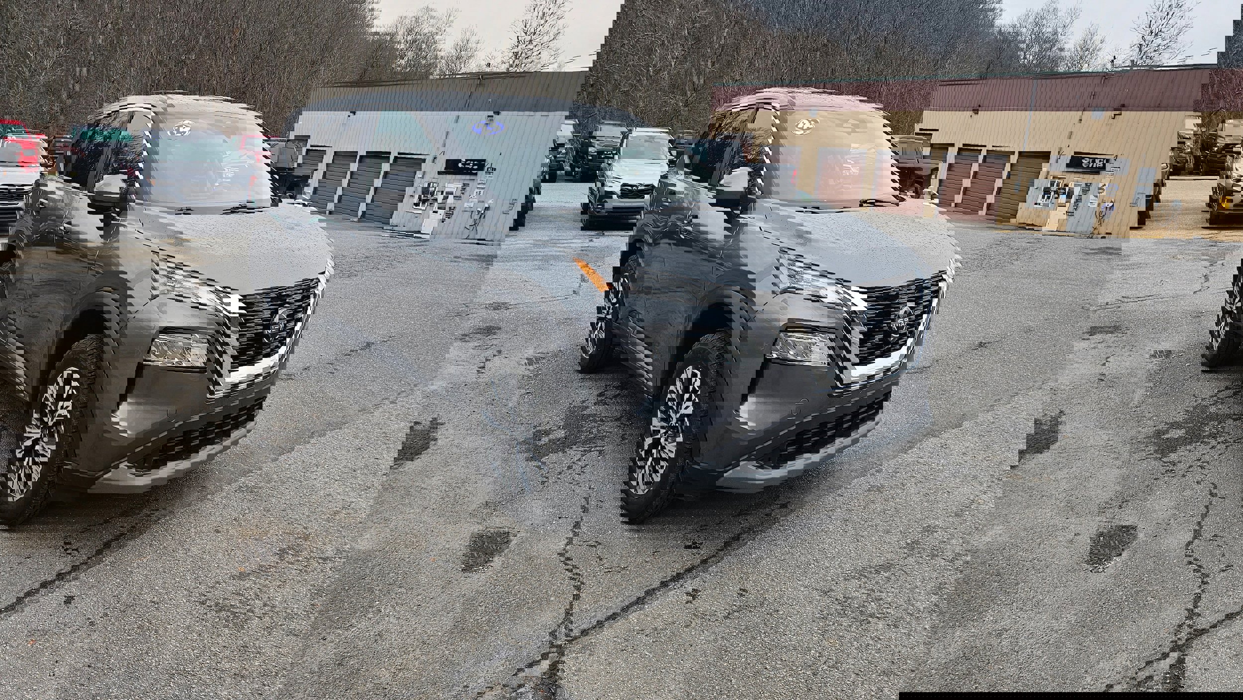 Used 2023 Nissan Rogue SV image 4