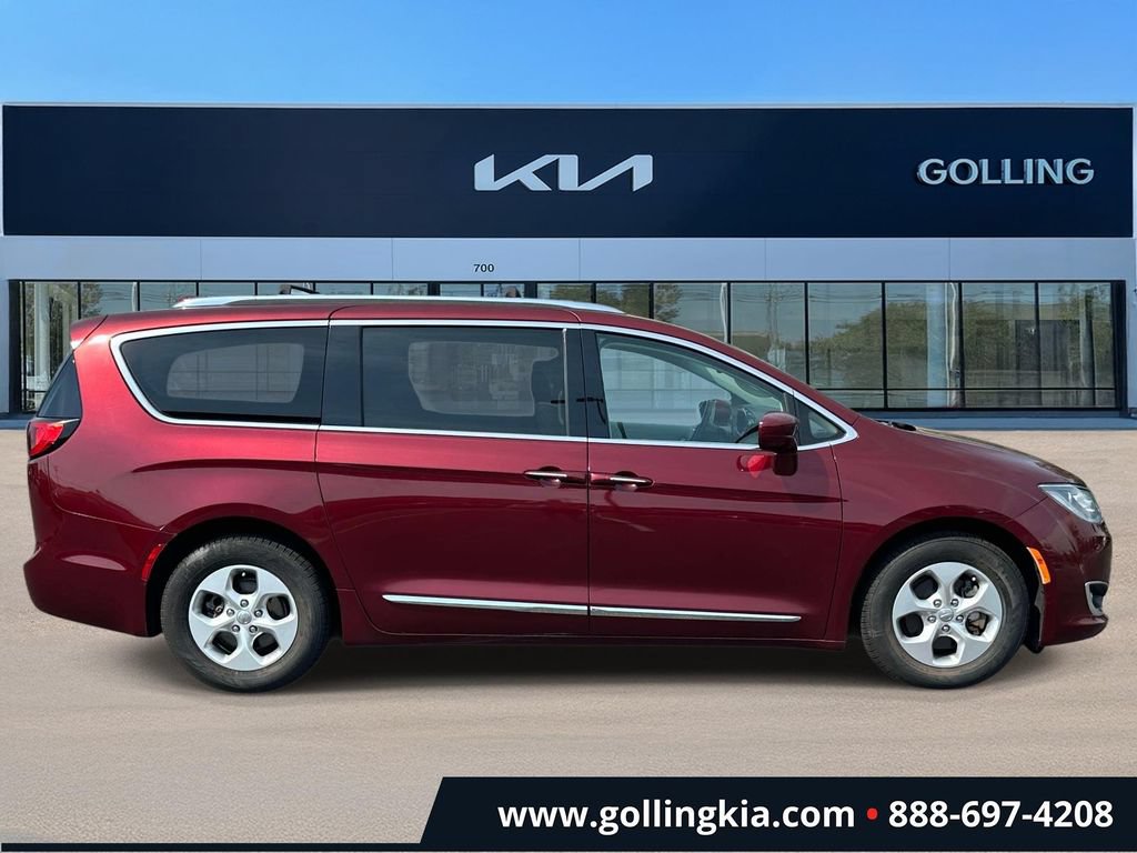 Used 2017 Chrysler Pacifica Touring-L Plus FWD image 2