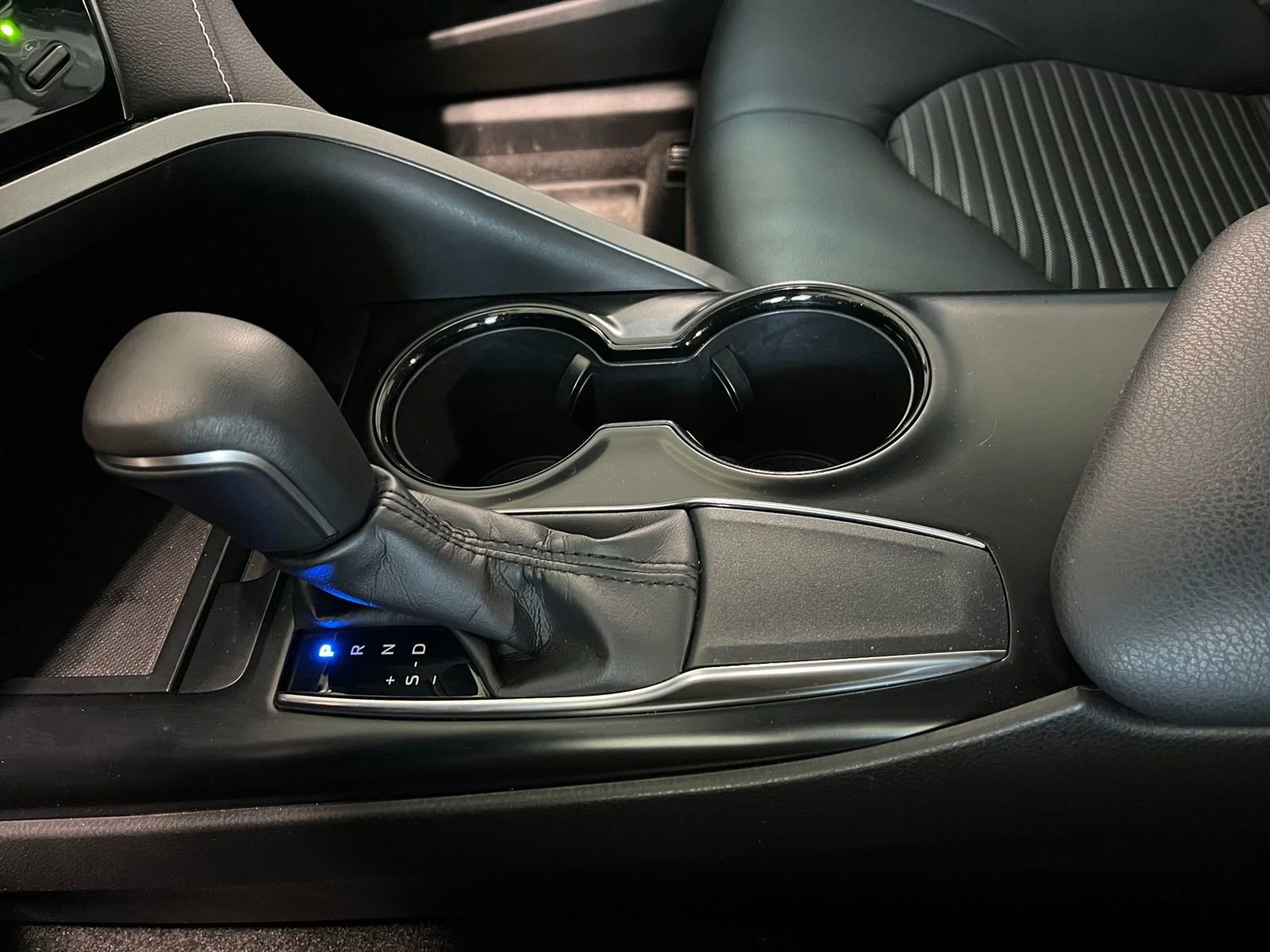 Used 2019 Toyota Camry SE FWD image 22