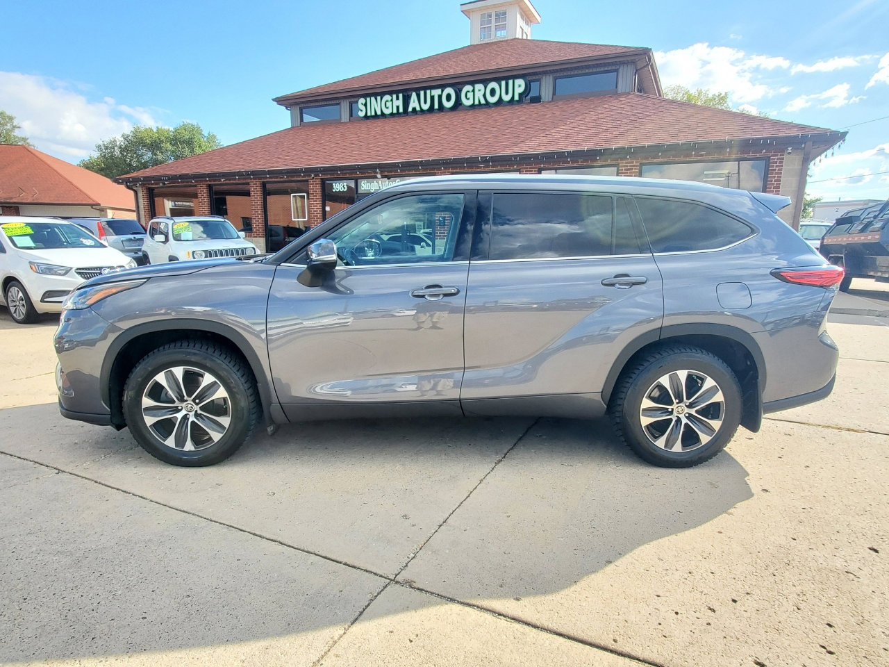 Used 2022 Toyota Highlander XLE image 5