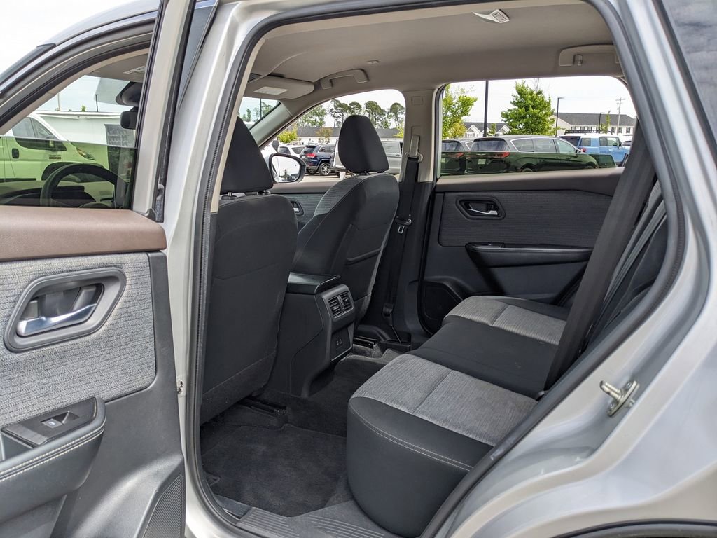 Used 2023 Nissan Rogue SV FWD image 36