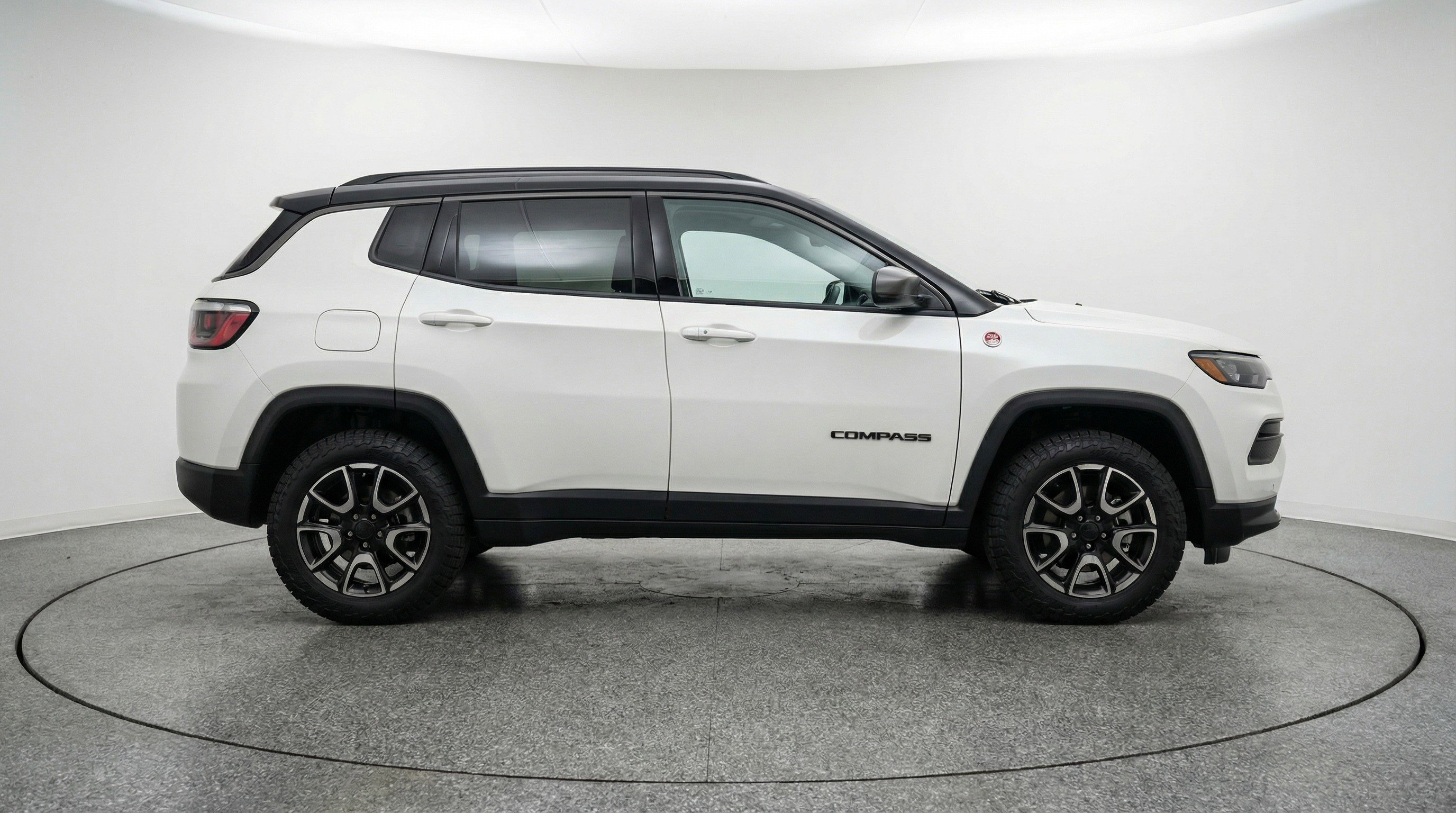 Used 2025 Jeep Compass Trailhawk AWD/4WD image 11