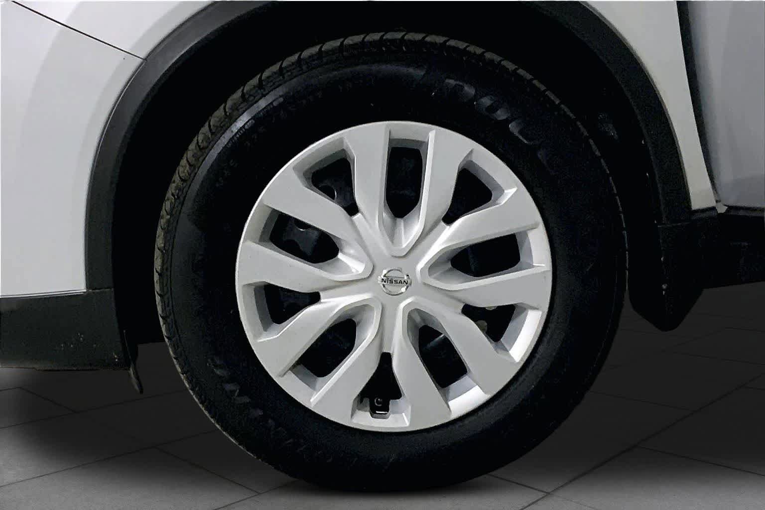 Used 2016 Nissan Rogue S FWD image 9