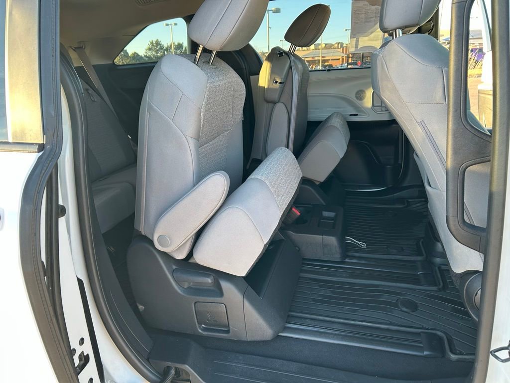 Used 2025 Toyota Sienna LE image 14
