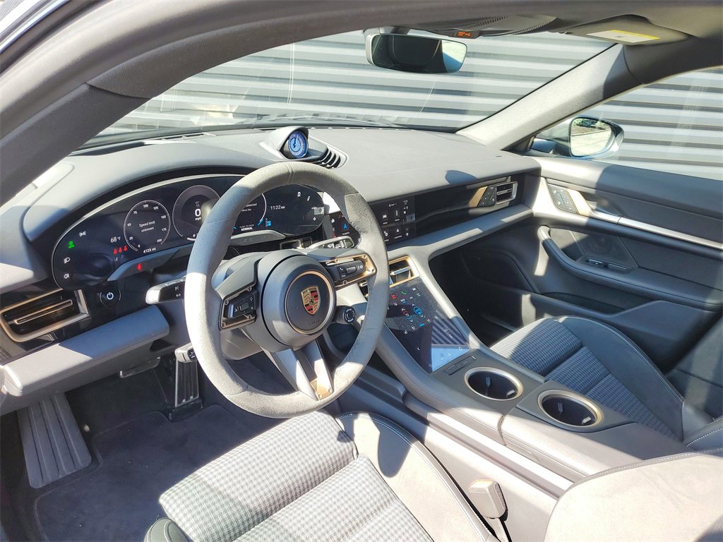 New 2025 Porsche Taycan 4S image 4
