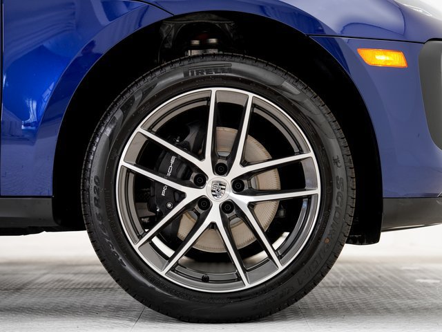 Certified 2025 Porsche Macan AWD/4WD image 30