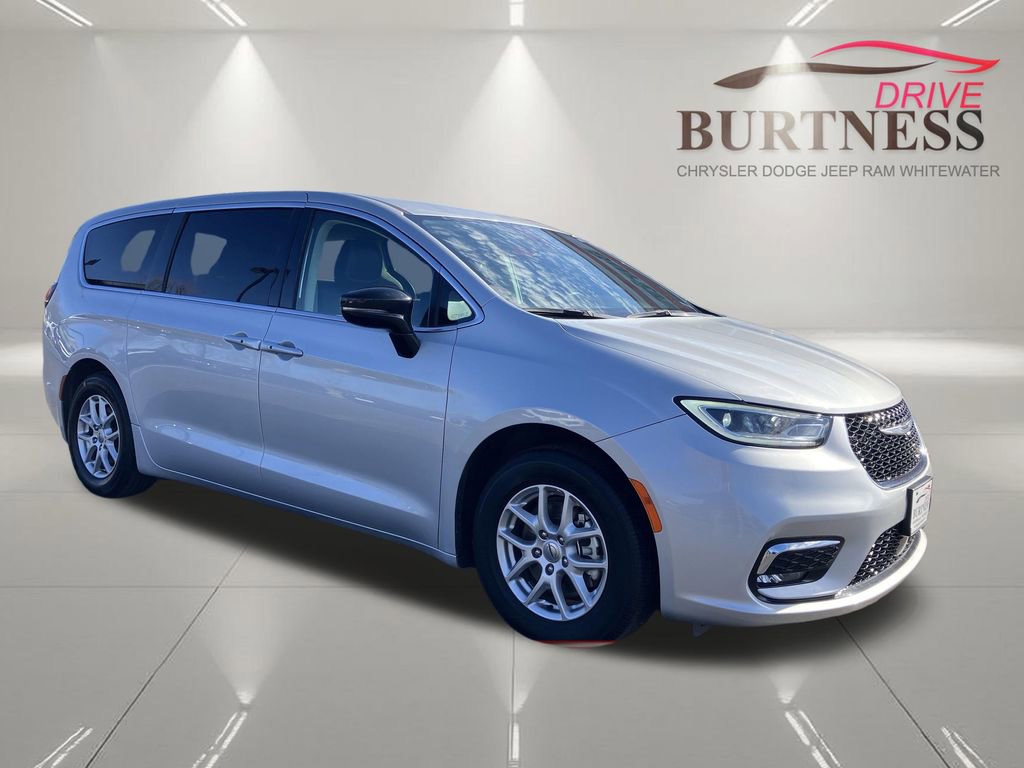 Used 2024 Chrysler Pacifica Touring-L image 3