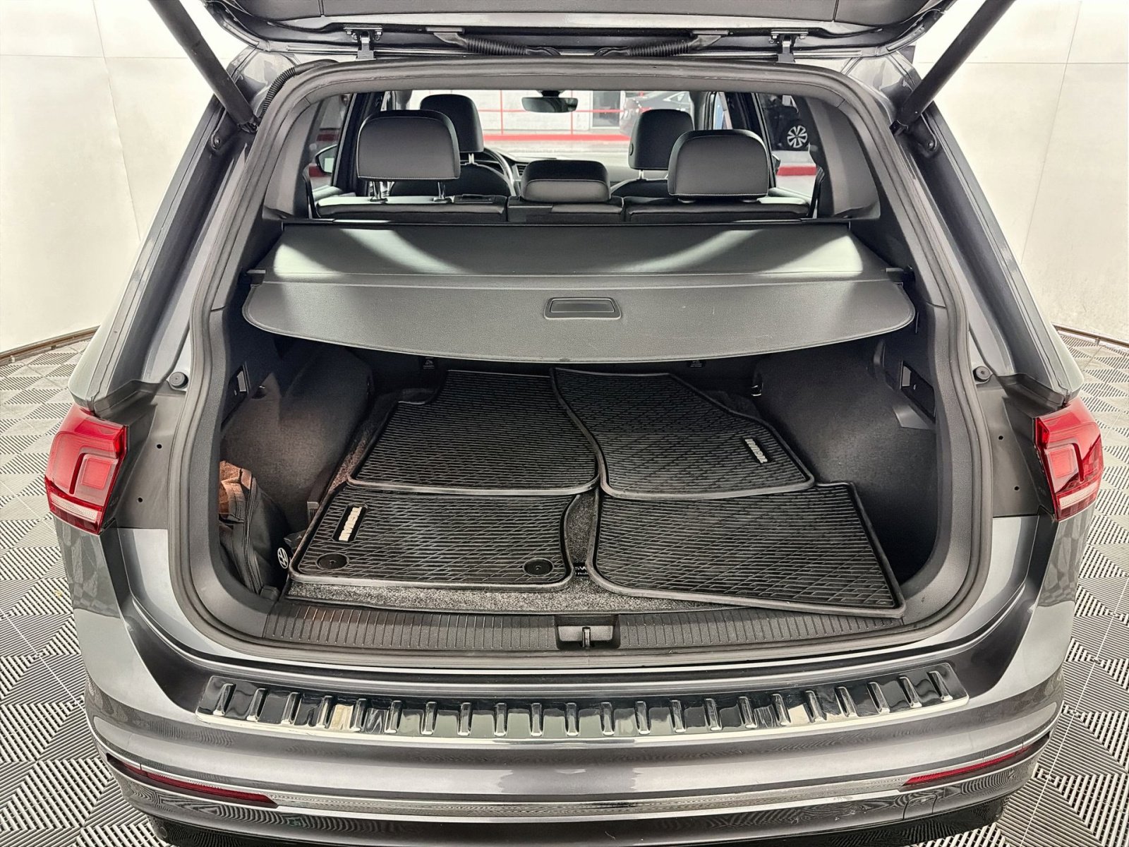 Used 2021 Volkswagen Tiguan SEL Premium R-Line image 25