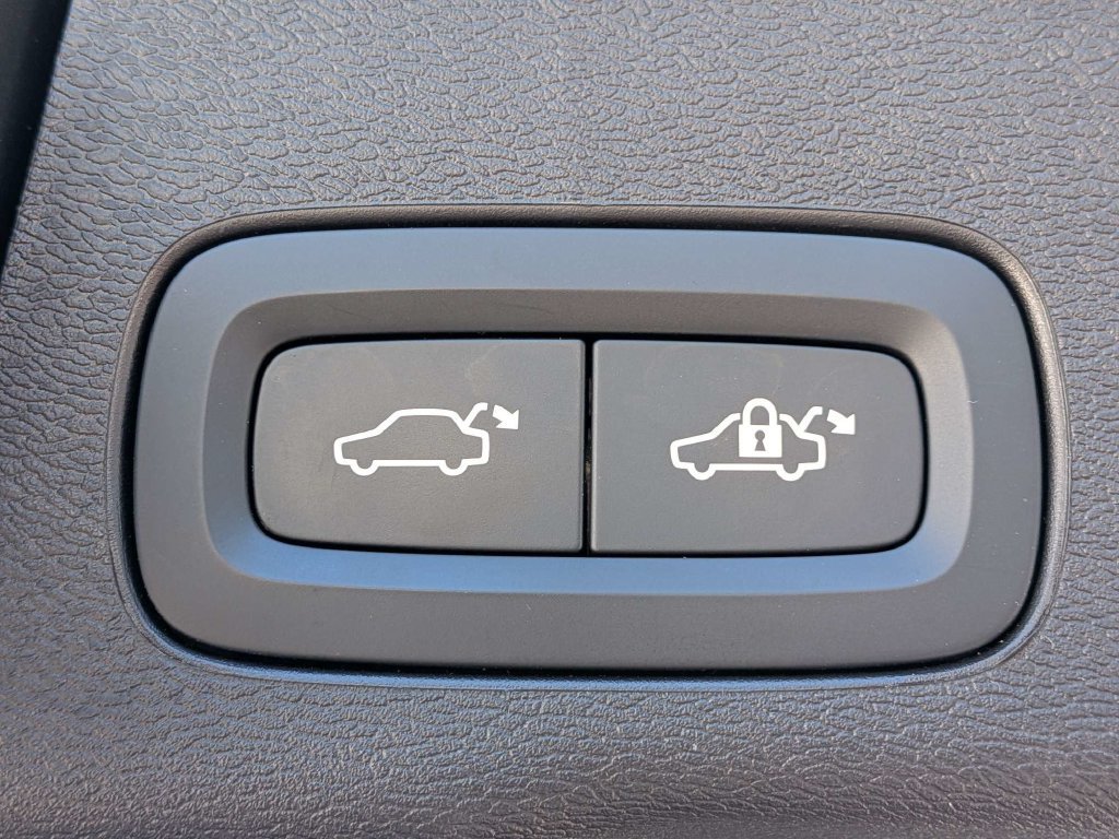 Certified 2025 Volvo XC60 B5 Plus AWD/4WD image 13