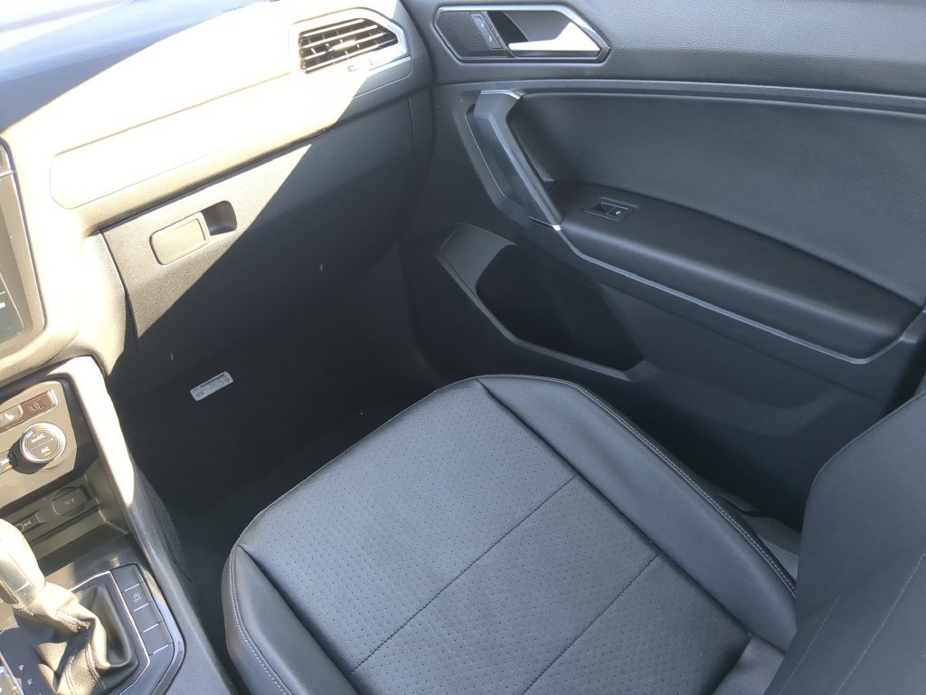 Used 2018 Volkswagen Tiguan SE w/ Panoramic Sunroof Package FWD image 17