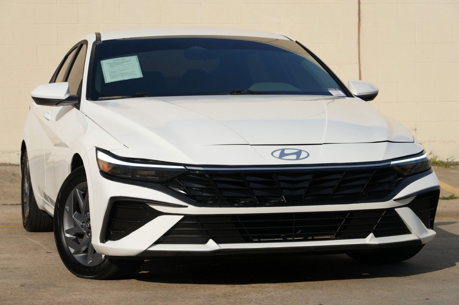 Used 2025 Hyundai Elantra Hybrid FWD image 2