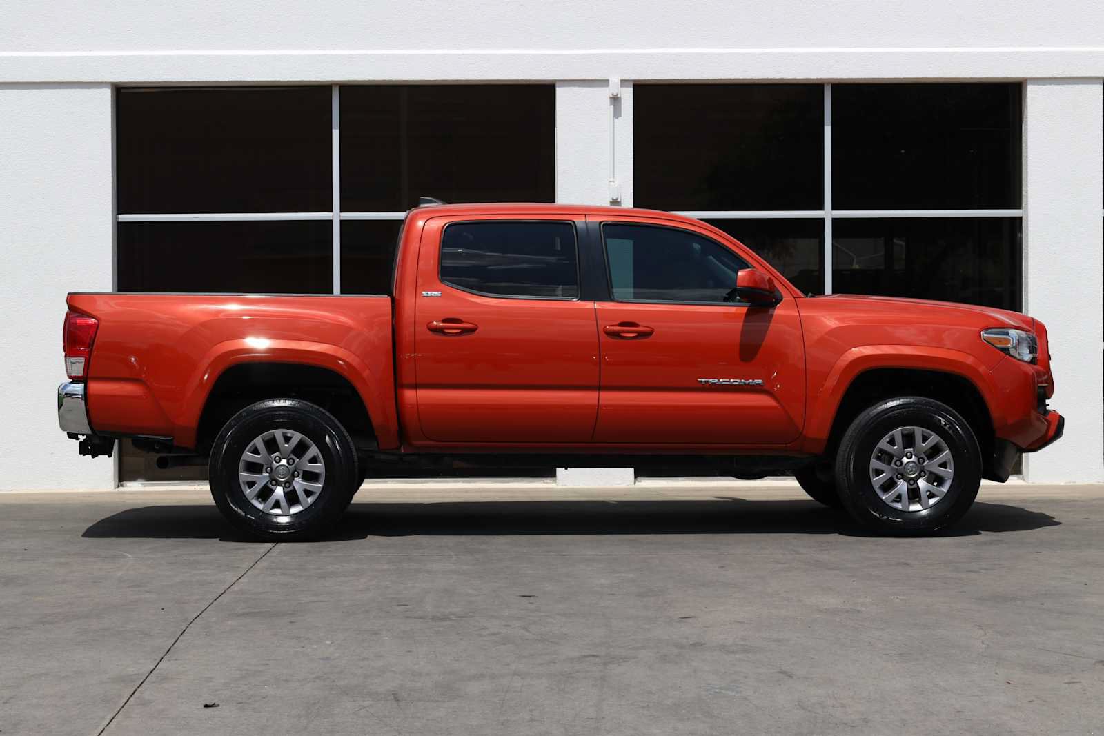 Used 2017 Toyota Tacoma SR5 RWD image 8