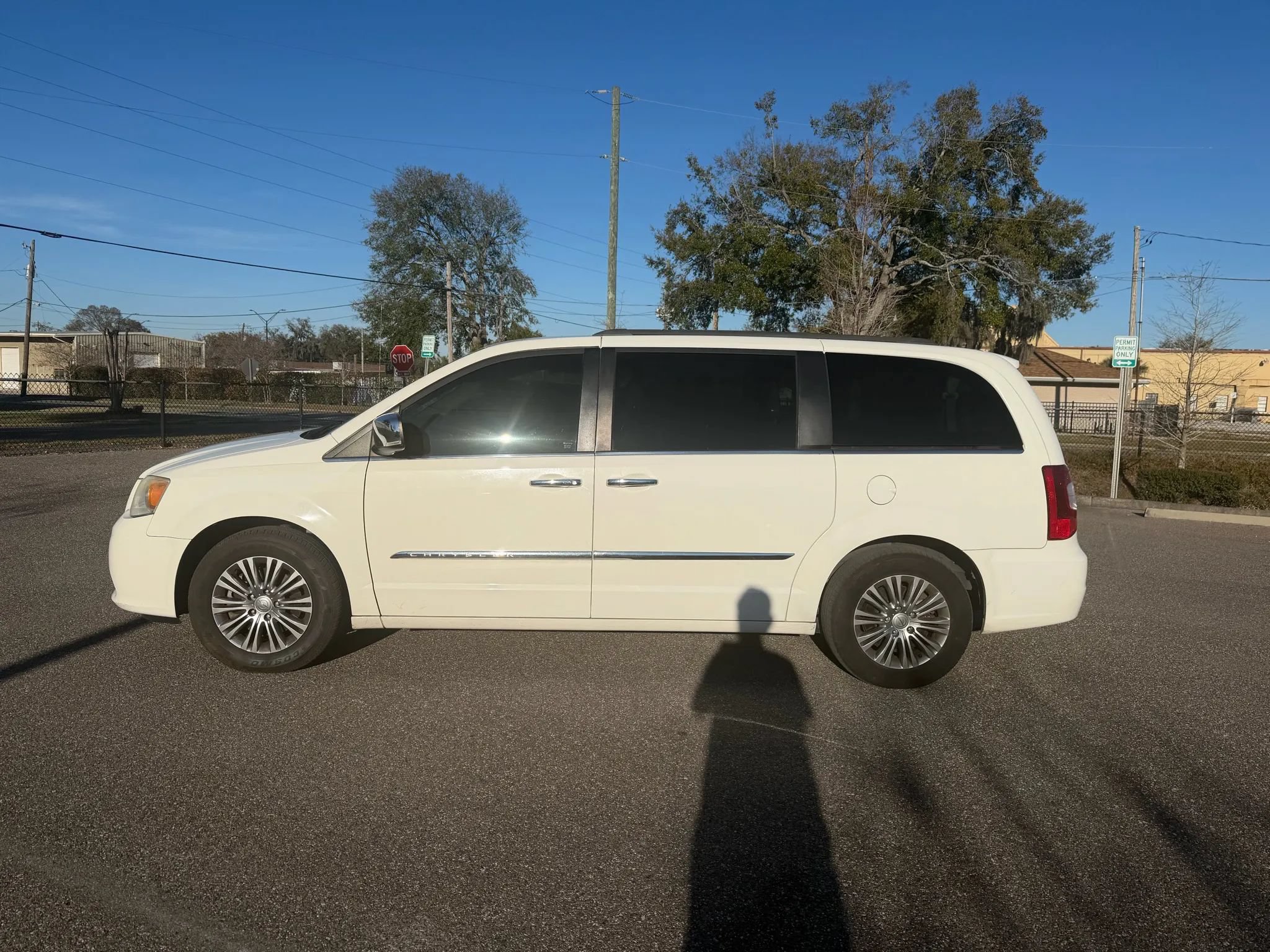 Used 2013 Chrysler Town & Country Touring-L w/ Driver Convenience Group FWD image 4