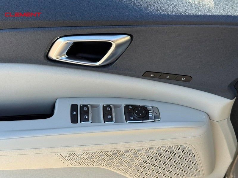 Used 2025 Kia Carnival EX image 19